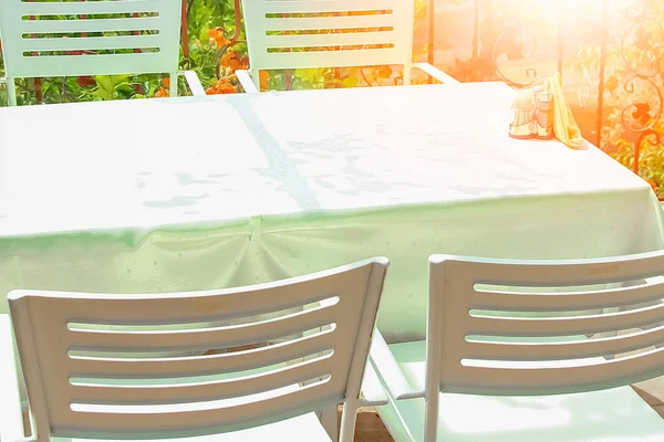 Beautiful table in the restaurant park background — Stock Photo, Image