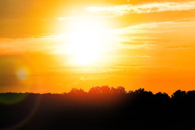 Parkın arka planında doğada güzel bir gün batımı