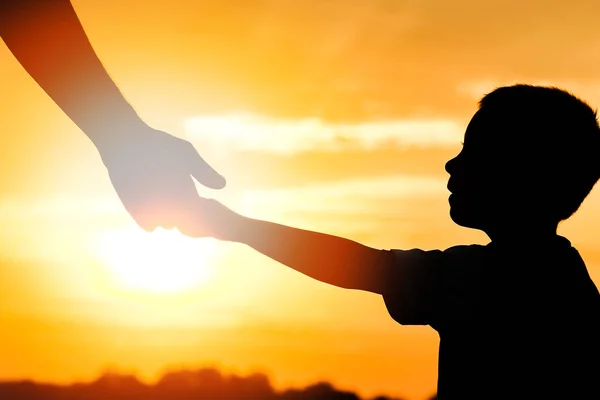 Padre feliz con un niño en el parque silueta al aire libre — Foto de Stock