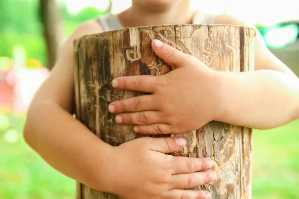 Χέρια ενός ευτυχικού παιδιού στη φύση — Φωτογραφία Αρχείου