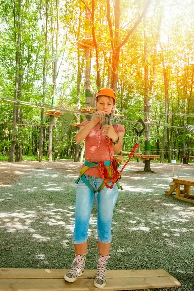 Schöne Mädchen im Park auf den Seilen erreichen Outdoor — Stockfoto