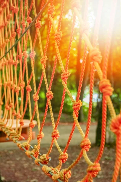 Hermosa cuerda y la red de escalada en el parque en la naturaleza — Foto de Stock