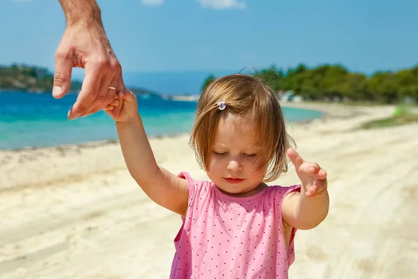 Deniz kenarındaki anne ve babanın güzel elleri. — Stok fotoğraf