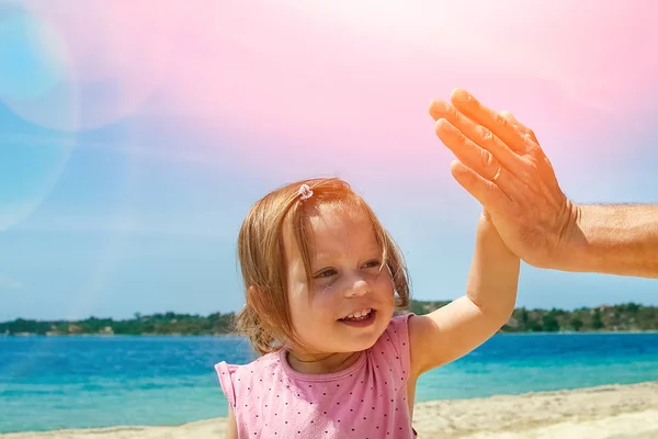 Deniz kenarındaki anne ve babanın güzel elleri. — Stok fotoğraf