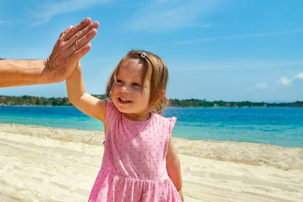 Krásné ruce rodiče a dítěte u moře — Stock fotografie