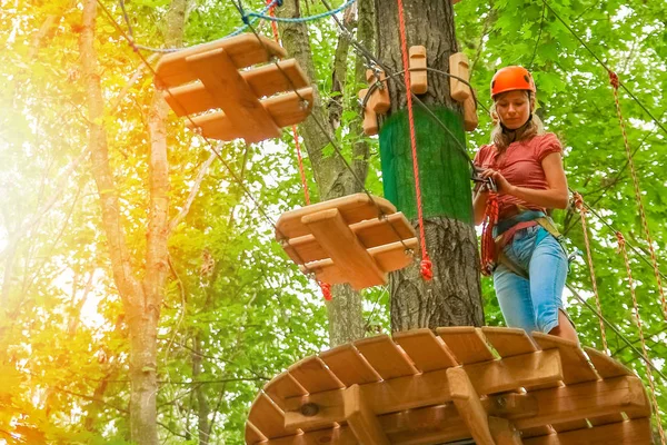 Schöne Mädchen im Park auf den Seilen erreichen Outdoor — Stockfoto