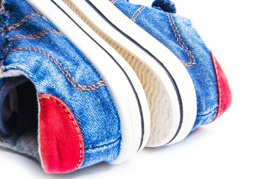 Beyaz arka planda spor için güzel şık ayakkabılar.