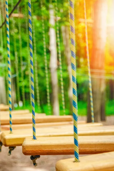Hermosa cuerda y la red de escalada en el parque en la naturaleza — Foto de Stock