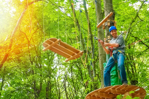 Gutaussehender Kerl im Park an den Seilen — Stockfoto