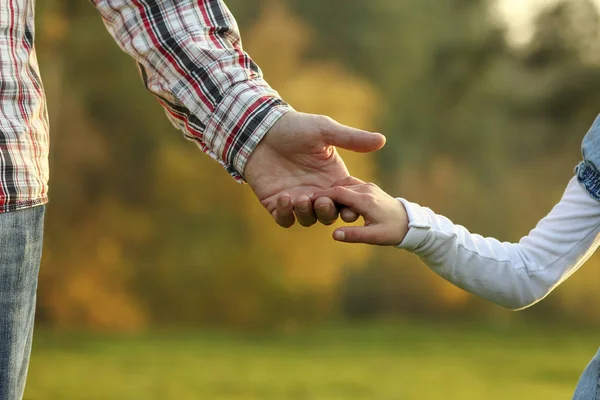 Parent tient la main d'un petit enfant — Photo