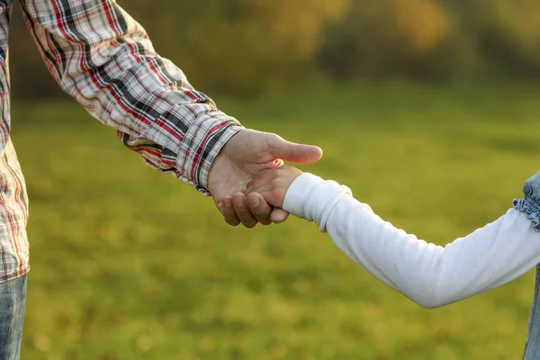 Rodzic trzyma za rękę małe dziecko — Zdjęcie stockowe