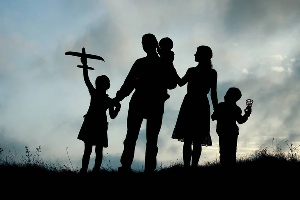 Silhouette d'une famille heureuse avec enfants — Photo