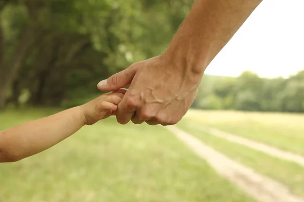 Rodič drží za ruku malé dítě — Stock fotografie
