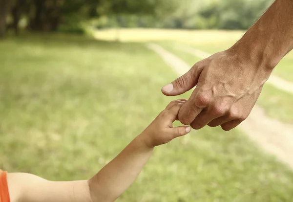 Parent holds the hand of a small child — Stock Photo, Image