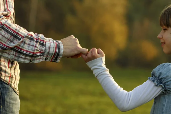Родитель держит за руку маленького ребенка Стоковое Фото
