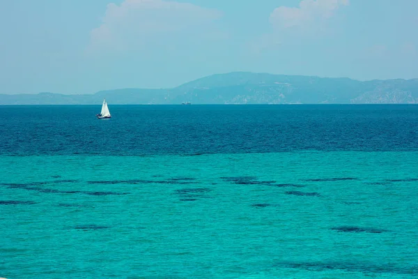 Jacht na błękitnym morzu w lecie — Zdjęcie stockowe
