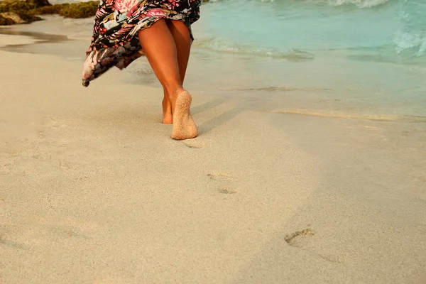 해변 모래에 발자국을 찍는 모습 — 스톡 사진