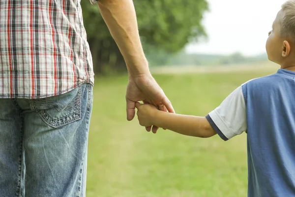 El padre sostiene la mano de un hijo l —  Fotos de Stock