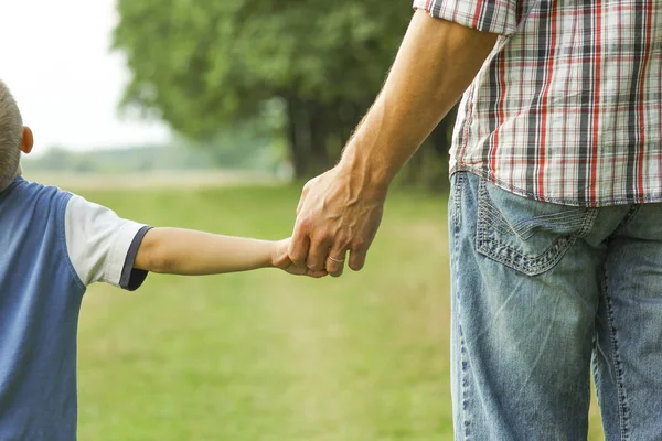 El padre sostiene la mano de un hijo l —  Fotos de Stock