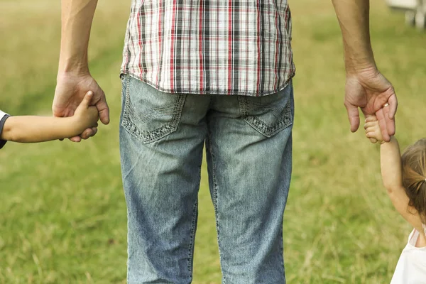 Föräldern innehar ett l-barns hand — Stockfoto