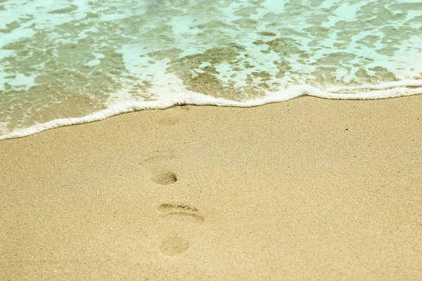 砂浜の砂の中の足跡は — ストック写真