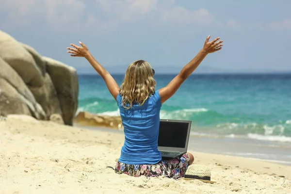 Meisje met laptop door de zee — Stockfoto
