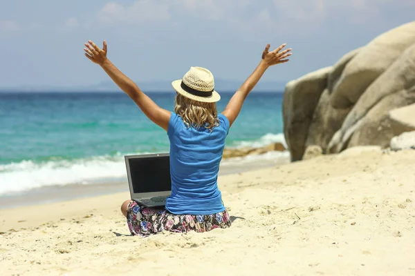 Meisje met laptop door de zee — Stockfoto