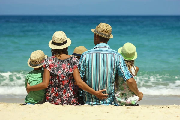 Gelukkig gezin op het strand — Stockfoto