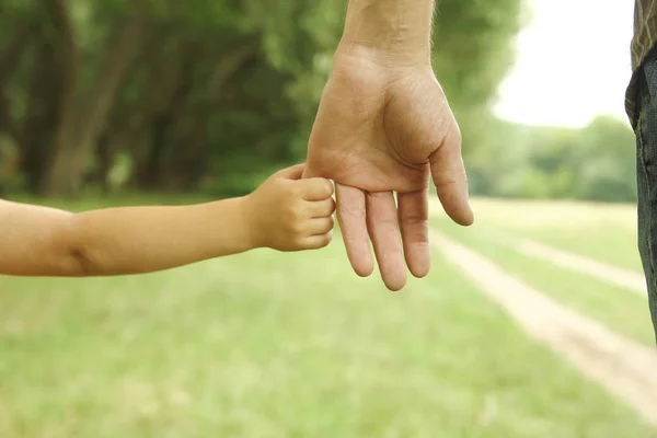 Ouder houdt de hand van een klein kind — Stockfoto