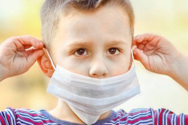 Koronavirüs ve hava yüzünden maskeli çocuk. Avrupa 'daki virüsten 2,5 hava kirliliğine karşı korunma