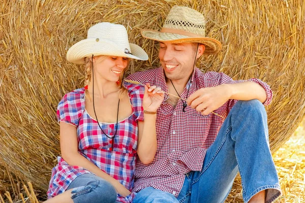 Joyeux Couple Près Des Meules Foin Sur Terrain Ranch Homme — Photo