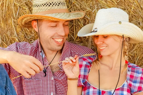 Happy Couple Haystacks Ranch Field Happy Man Woman Boyfriend Girl — Stock Photo, Image