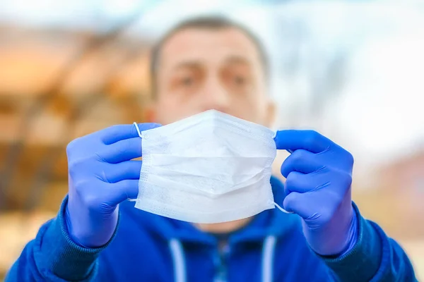 コロナウイルスと空気の覆面男 欧州やアジアのウイルスによるPm 5大気汚染からの保護 — ストック写真