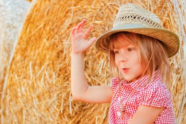 Samanlıkta mutlu bir kız çocuğu. Çocuklu bir geçmiş Neşeli bir çocukluk.