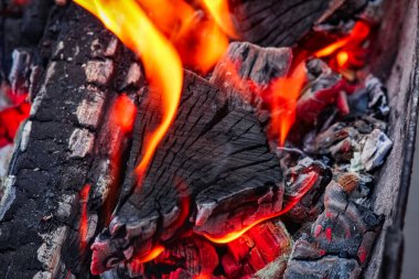 Kömürlü ateş ve doğa pikniğinde ateş. Sokaklarda yemek için şenlik ateşi yakıyor.