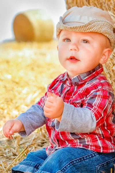 Bambina Pagliaio Felice Sul Campo Sfondo Con Bambini Infanzia Gioiosa — Foto Stock