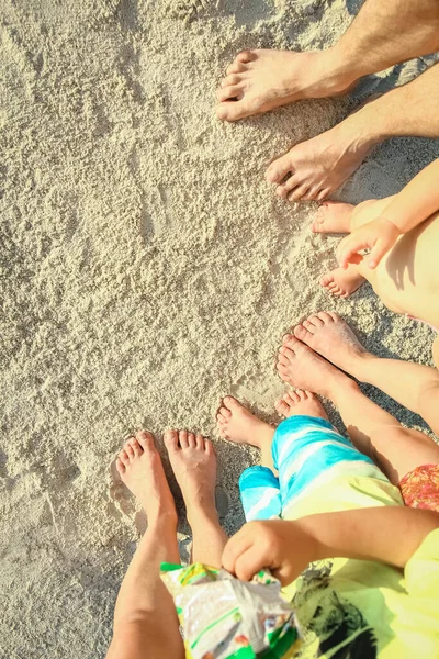 Deniz Kenarındaki Kumların Üzerinde Güzel Aile Bacakları — Stok fotoğraf