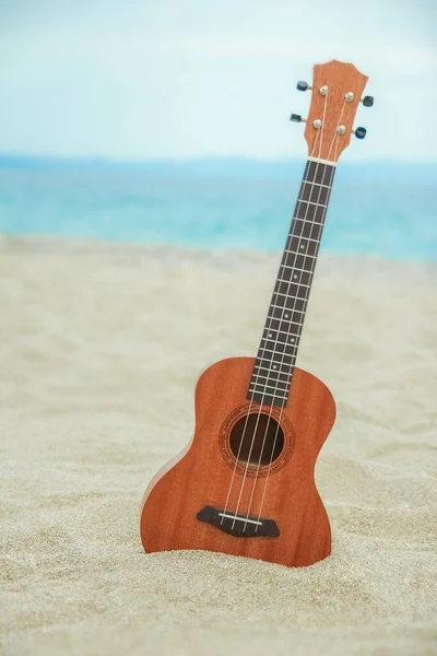 ギリシャ海の砂の上の美しいギター — ストック写真
