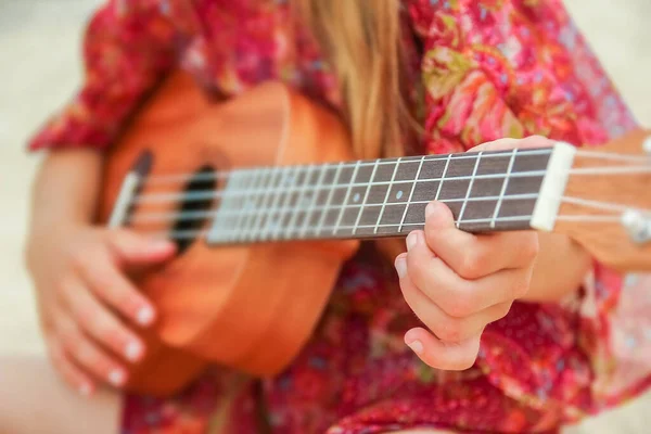 Szczęśliwy Dziecko Gra Gitarze Nad Morzem Grecki Tle Natury — Zdjęcie stockowe