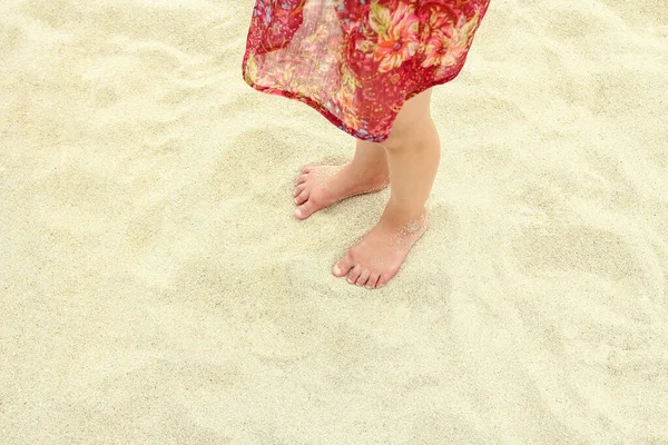 Красивые Ноги Песке Морской Греции Фон — стоковое фото