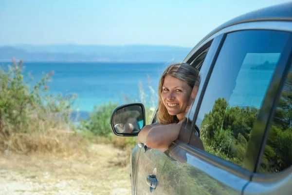 Happy Girl Car Sea Greece Background — Stock Photo, Image