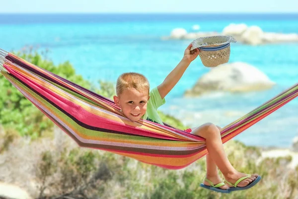 ギリシャのハンモックで海に囲まれた幸せな子供は — ストック写真