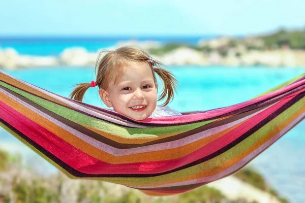 在海边的希腊背景的吊床上 快乐的孩子 — 图库照片