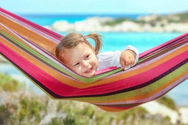 Criança Feliz Pelo Mar Rede Fundo Grécia — Fotografia de Stock