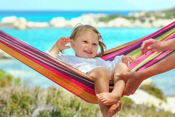 Niño Feliz Por Mar Hamaca Fondo Griego —  Fotos de Stock