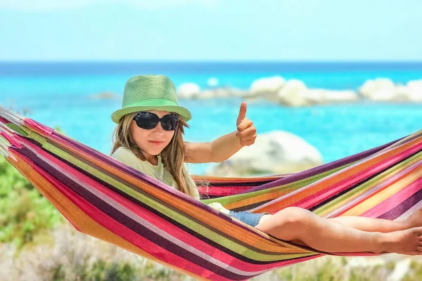 Niño Feliz Por Mar Hamaca Fondo Griego — Foto de Stock