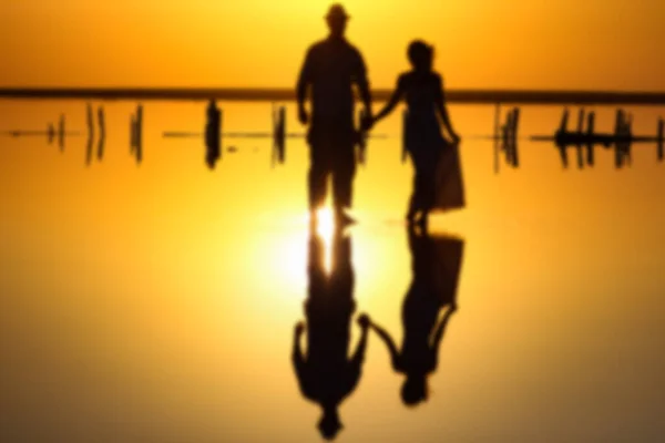 Gelukkig Paar Zee Met Water Reflectie Silhouet Achtergrond — Stockfoto