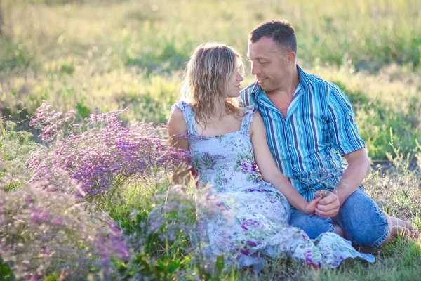 Couple Heureux Amoureux Dans Nature Dans Parc Aux Fleurs — Photo