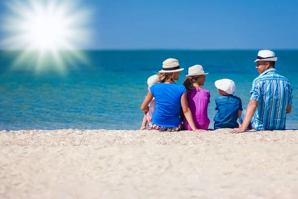 Felice Famiglia Genitori Con Bambini Riva Mare Viaggio Natura — Foto Stock