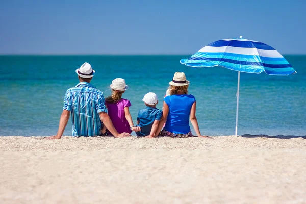Gelukkig Gezin Ouders Met Kinderen Aan Zee Reis Natuur — Stockfoto